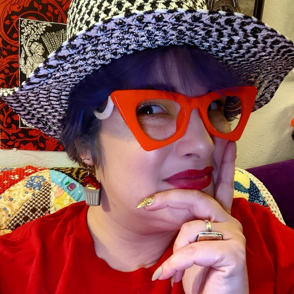 Meet your Posher, Kitty - Picture 3 of 4